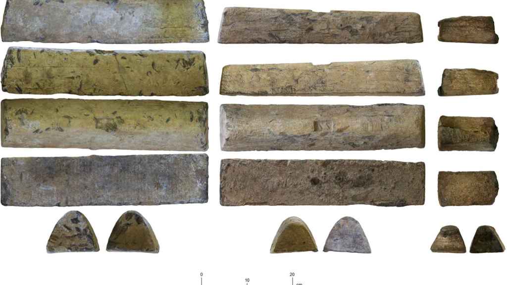 Lingotes de plomo analizados por los arqueólogos.