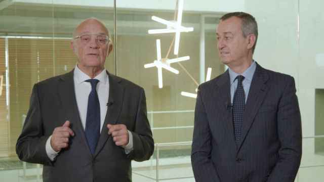 Josep Oliu, presidente de Sabadell, y César González-Bueno, CEO de la entidad, en una imagen del vídeo remitido a la plantilla.