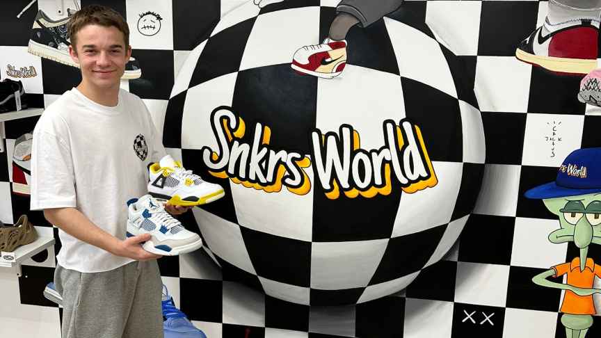 Álvaro en su tienda, Snearkers World.