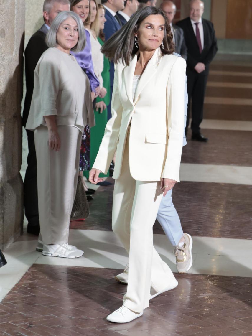 La Reina estrena un traje de Victoria Beckham para Mango.