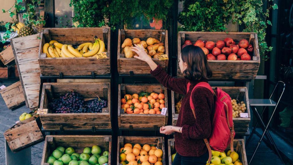 Mujer comprando fruta.