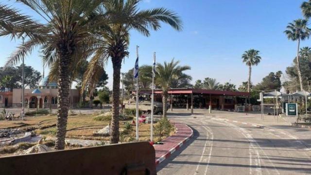 La bandera de Israel izada y varias palestinas en el suelo en paso fronterizo de Rafah.