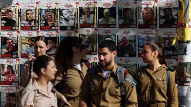 Carteles de los rehenes secuestrados por Hamás en Tel Aviv.