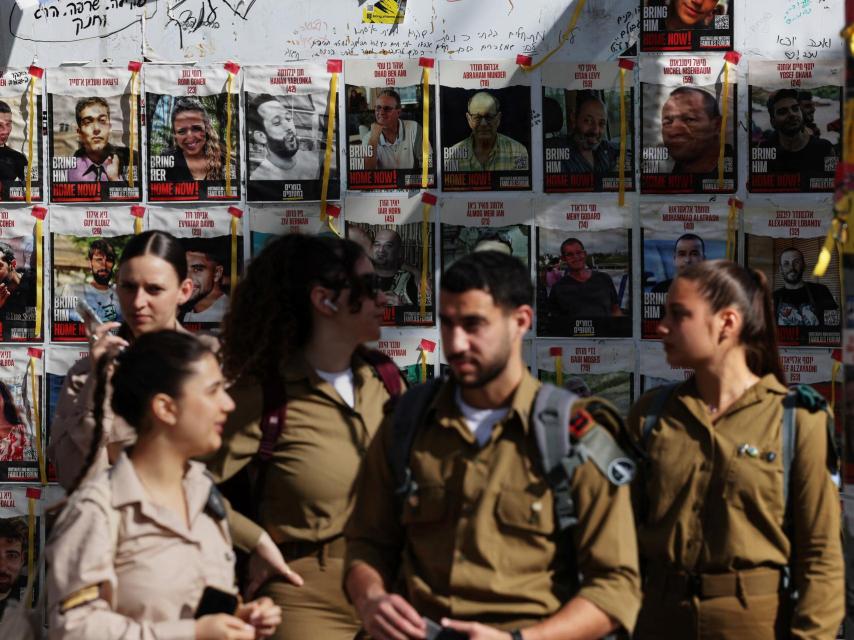Carteles de los rehenes secuestrados por Hamás en Tel Aviv.