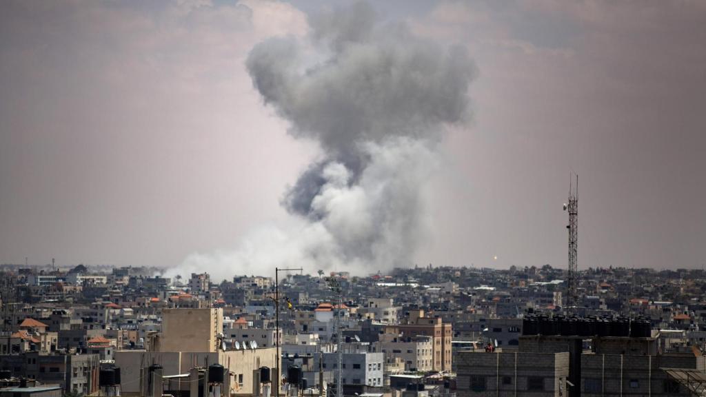 El humo se levanta sobre Rafah tras un ataque aéreo israelí, este martes.