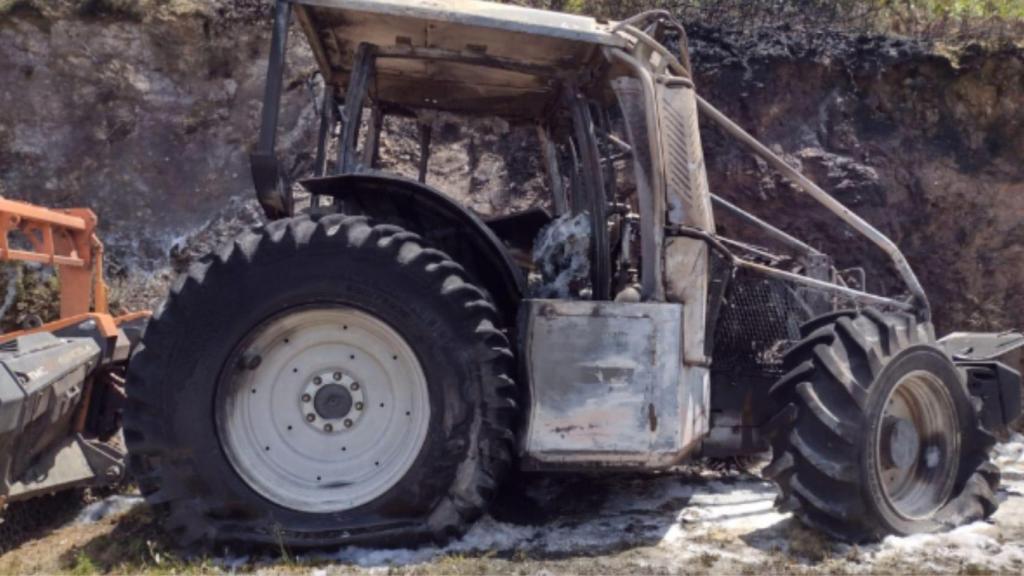 Tractor calcinado en Padrón.