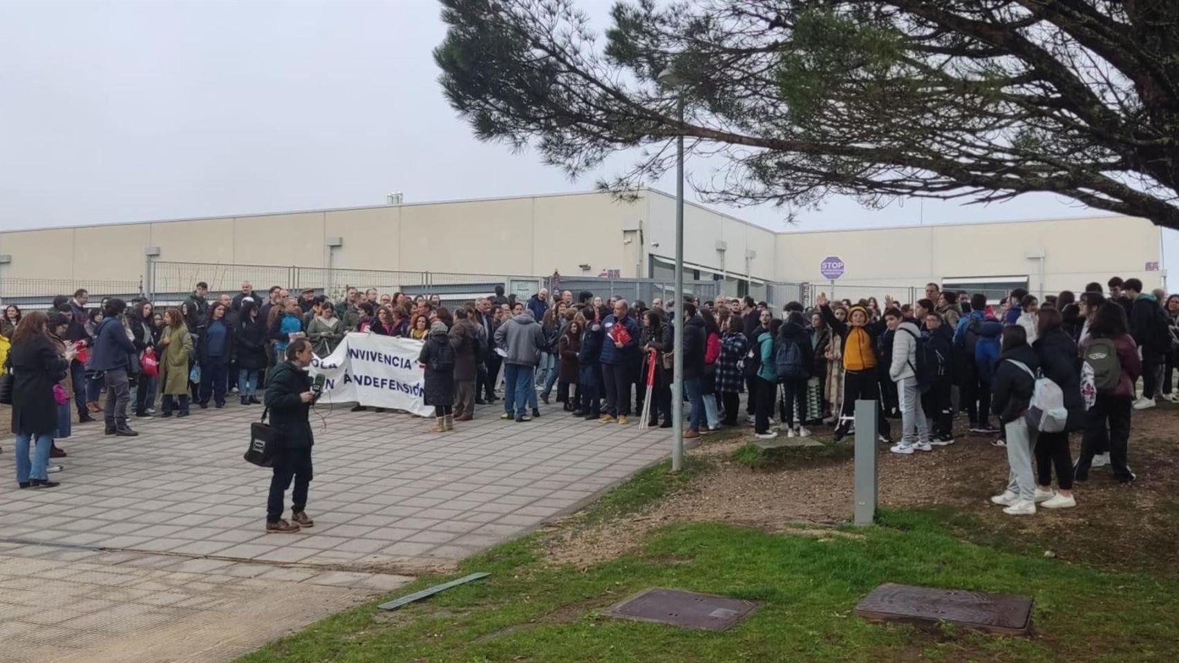 Imagen de archivo de la protesta de profesores, familias y alumnos frente al IES O Milladoiro de Ames.