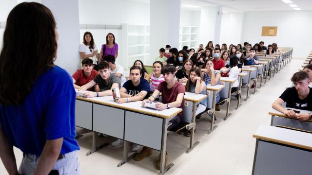 Varios estudiantes, antes de realizar la EBAU de 2023.