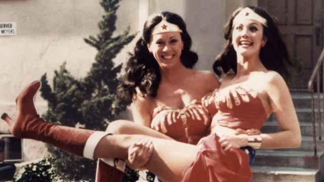 Lynda Carter rinde homenaje tras su muerte a Jeannie Epper, su doble en 'Wonder Woman': Te echaré de menos