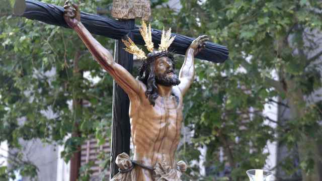 El Cristo de El Cachorro procesionando por las calles de Sevilla.