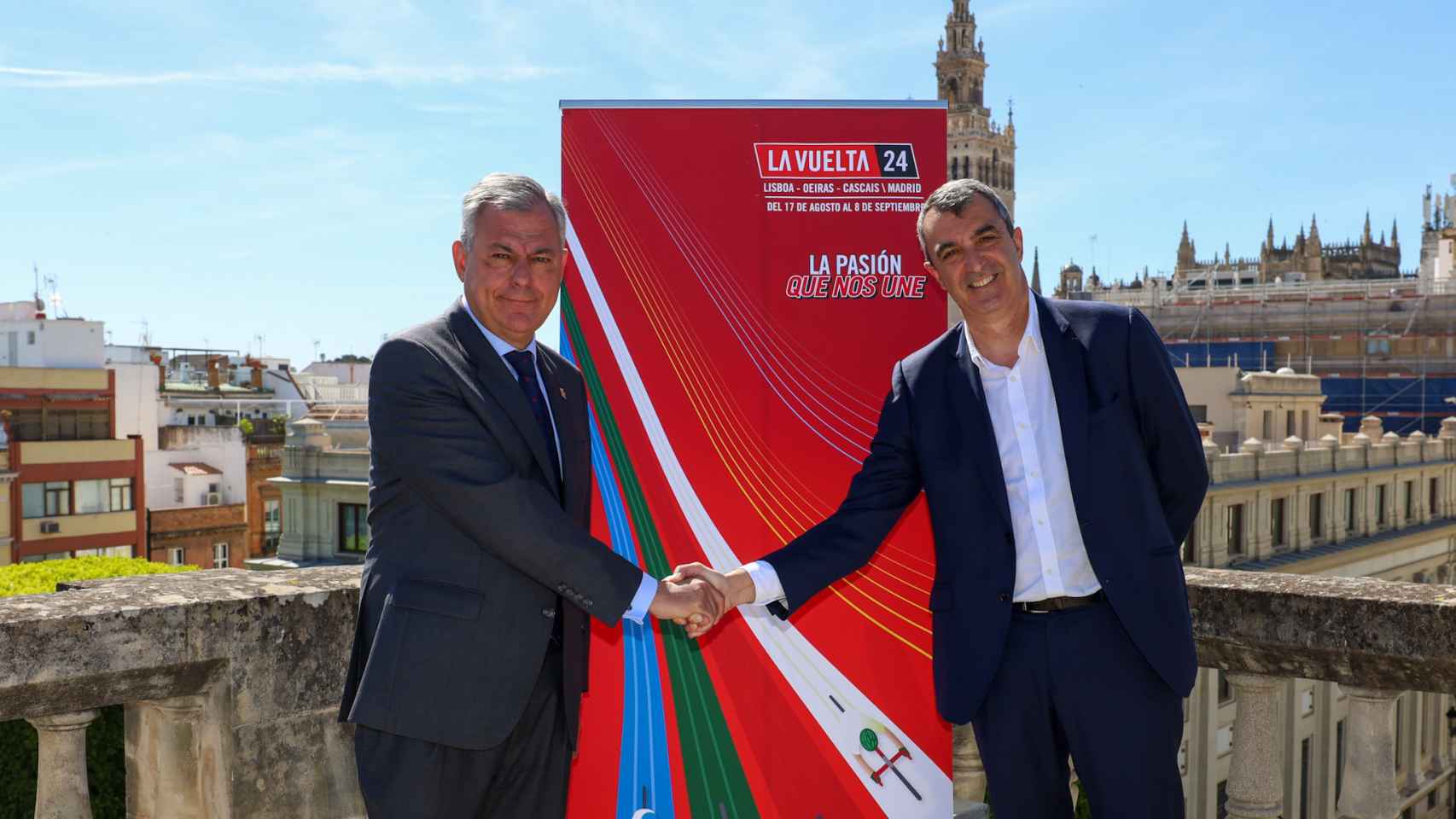 José Luis Sanz, alcalde de Sevilla, junto al director de la Vuelta a España, Javier Guillén.
