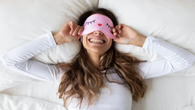 Imagen de archivo de una mujer en la cama.