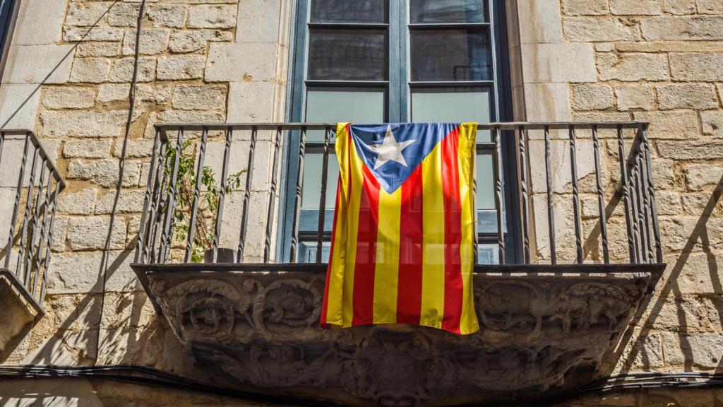 Una bandera independentista colgada en un balcón de Cataluña.