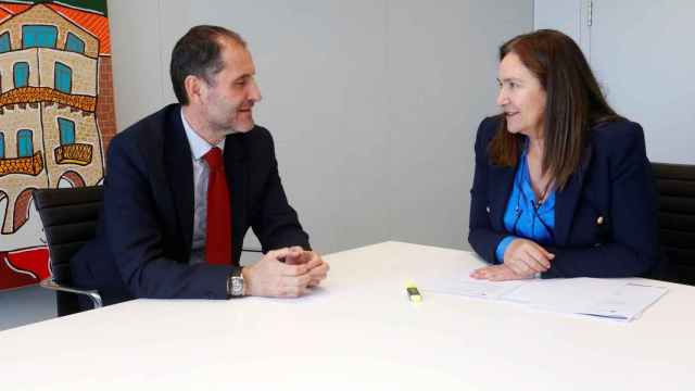 Reunión entre el presidente de Navalia, Javier Arnau, y la delegada territorial de la Xunta en Vigo, Ana Ortiz.