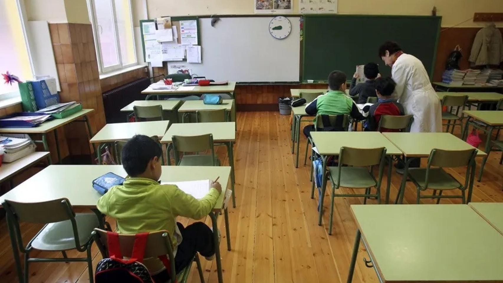 Vista de un aula en el interior de un colegio público