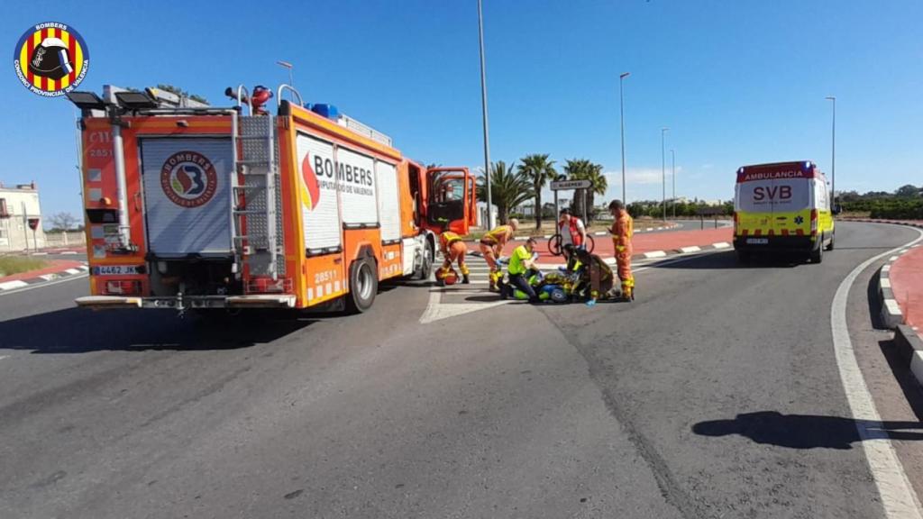 Los bomberos atienden al ciclista herido.