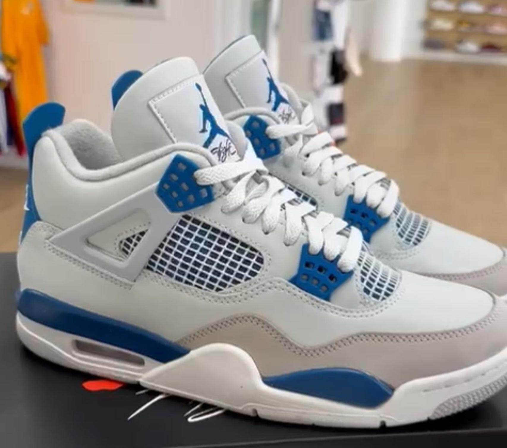 Deportiva Jordan 4 del 2023 que salió la semana pasada a la venta.