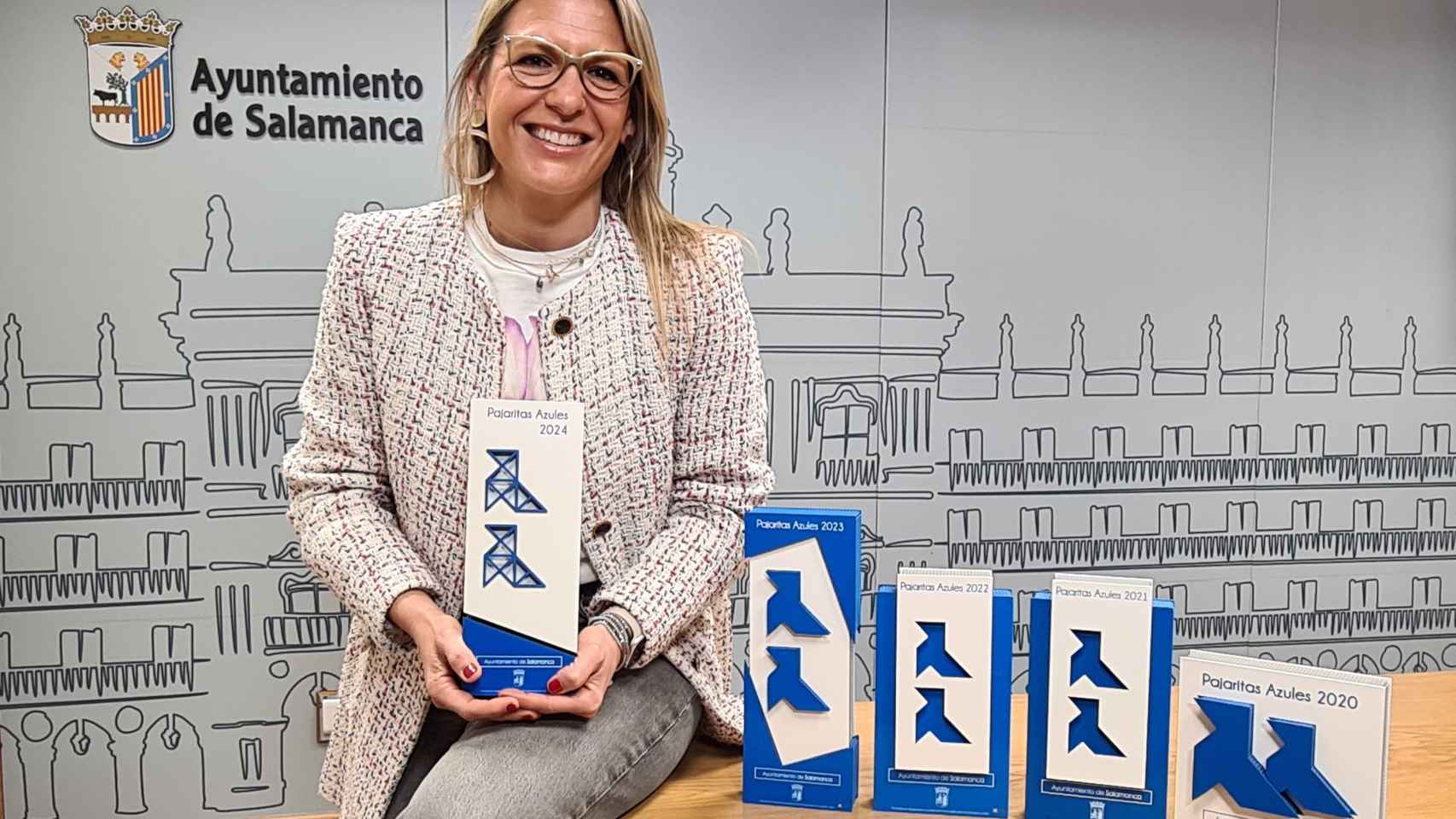 La concejala de Medio Ambiente, María José Coca, muestra las 'Pajaritas Azules'