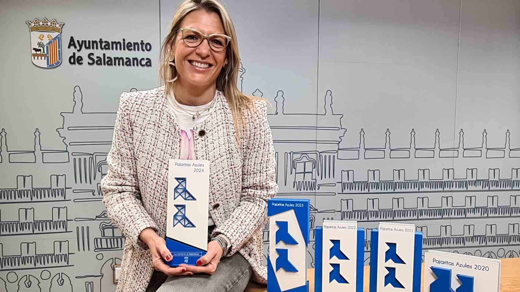 La concejala de Medio Ambiente, María José Coca, muestra las 'Pajaritas Azules'