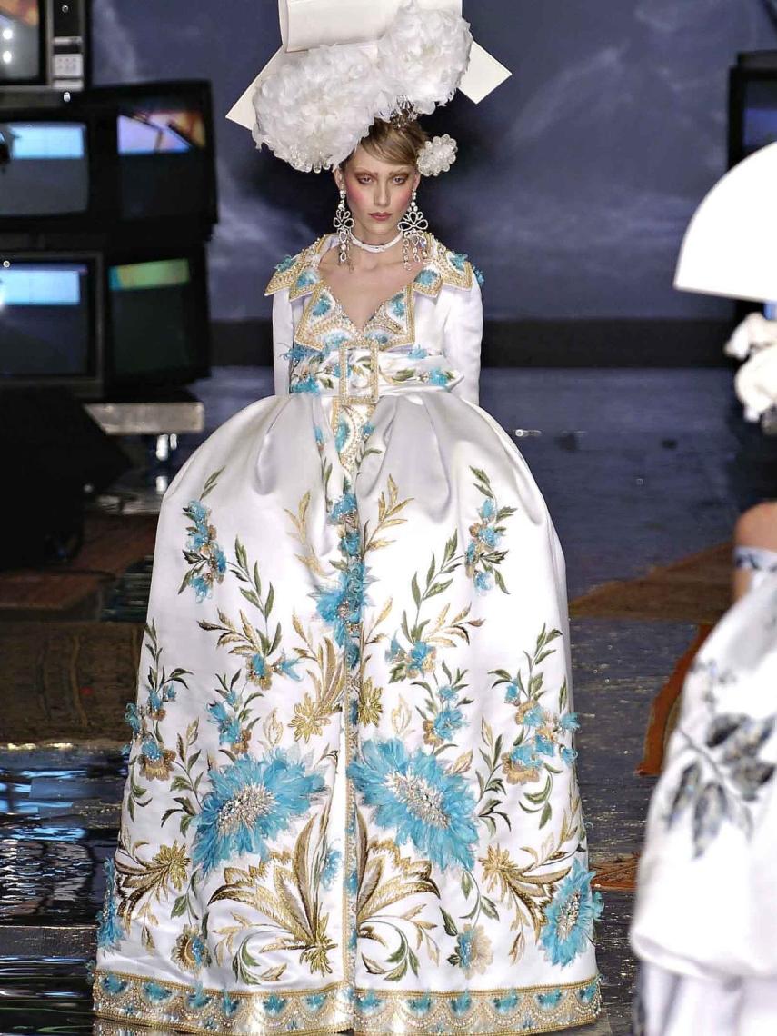 Silueta de la colección primavera-verano 2005 de John Galliano para Dior.
