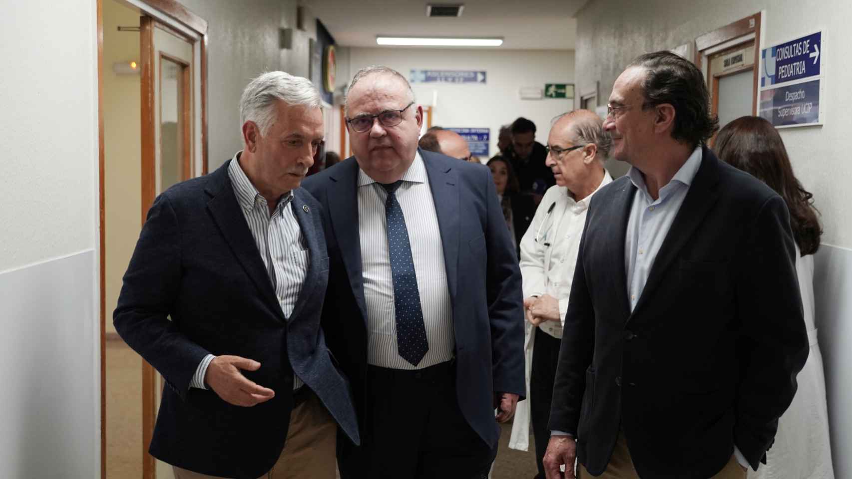 El consejero de Sanidad, Alejandro Vázquez, durante su visita a la habitación espacial del Hospital Clínico de Valladolid, este miércoles.