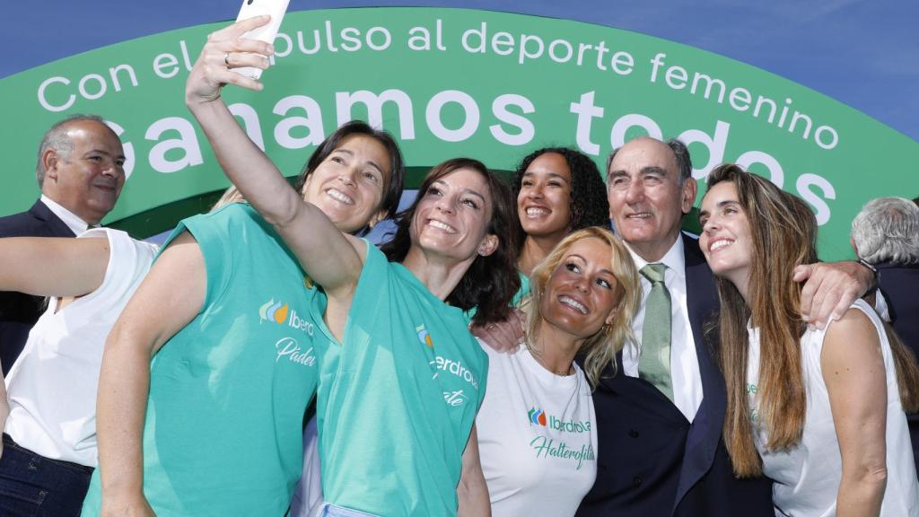 Sandra Sánchez se hace una fotografía selfi junto a Ignacio Galán y un grupo de mujeres deportistas.