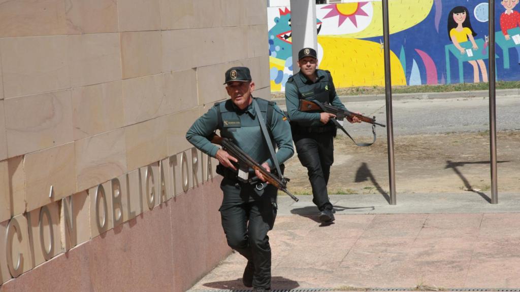 Dos agentes de la Guardia Civil participan en el simulacro de Coreses