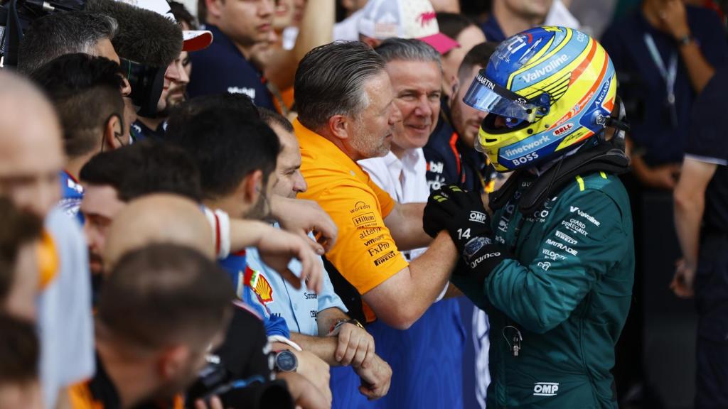Fernando Alonso saluda a Zak Brown tras el GP de Miami