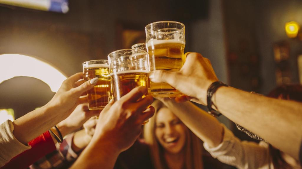 Imagen de archivo de gente brindando con cerveza.