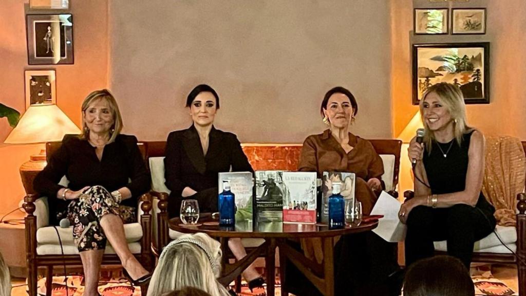 La mesa de debate con las cuatro escritoras y sus novelas.