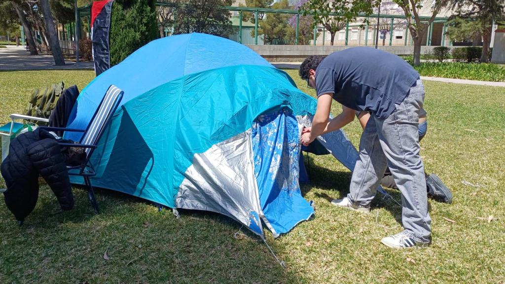 Los estudiantes, montando la acampada en el campus.