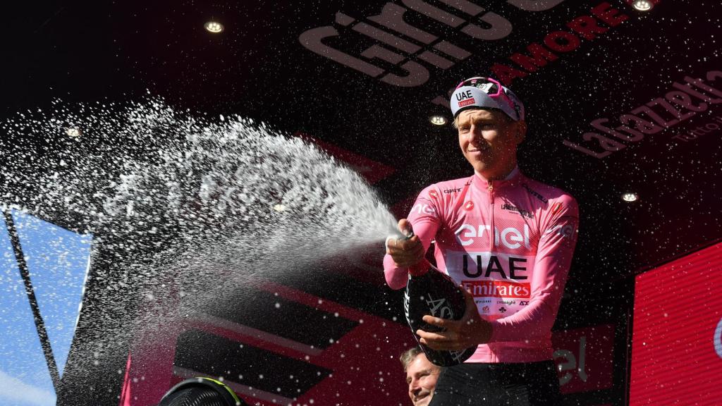 Tadej Pogacar, en el podio del Giro.