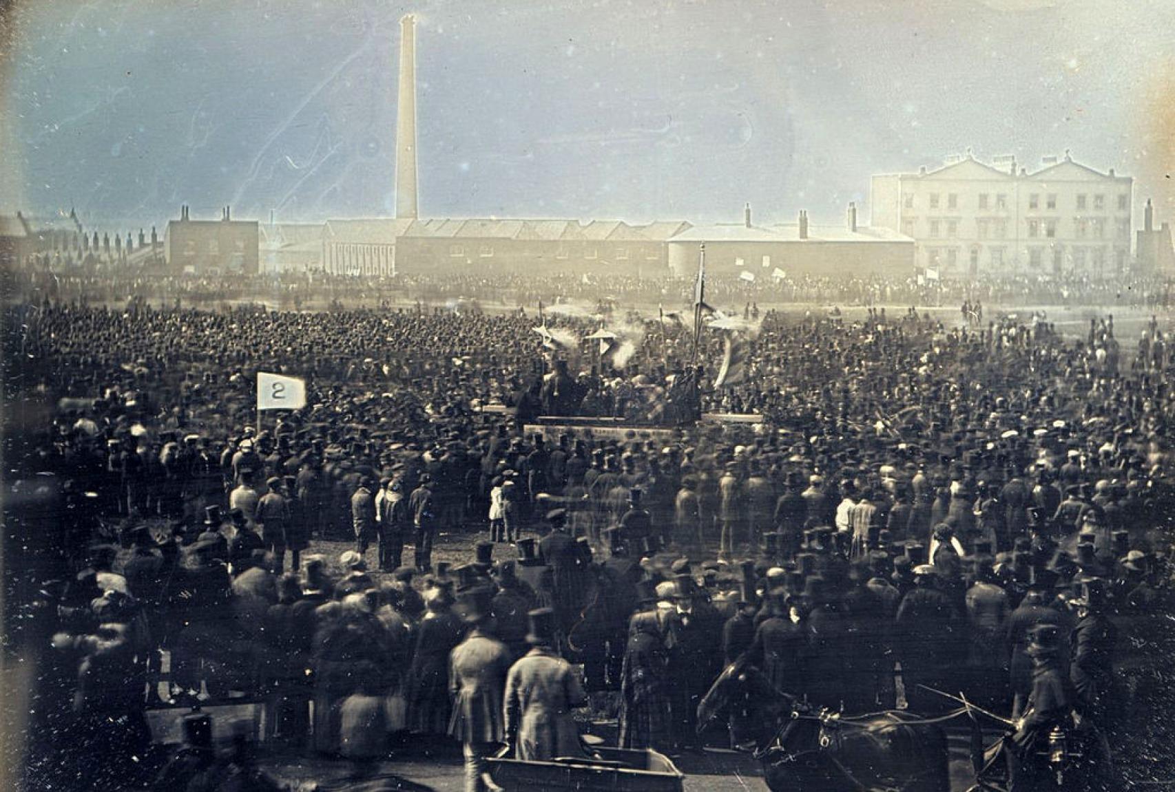 Fotografía coloreada de la manifestación cartista del 10 de abril de 1848 en Kennington Common, Londres.