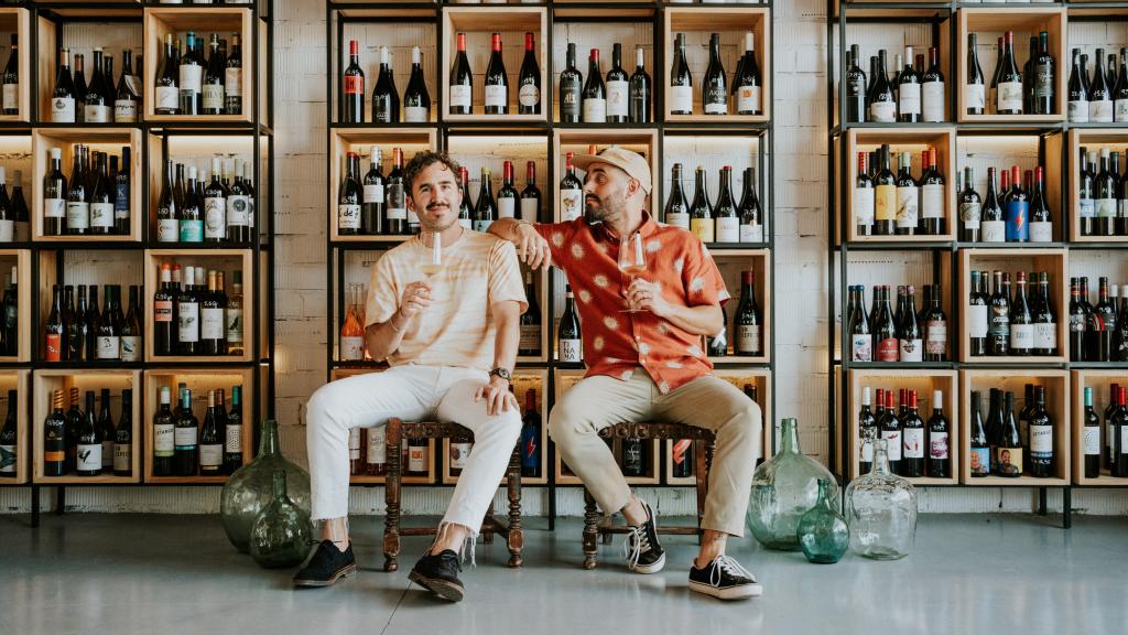 Arturo y Pepe en su templo del vino malagueño