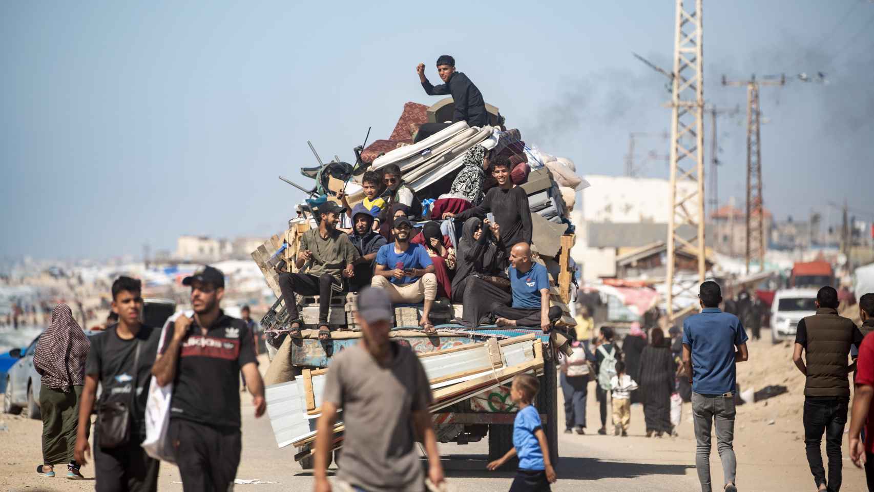 Varias personas salen con sus pertenencias de Rafah tras una orden de evacuación israelí, este miércoles.