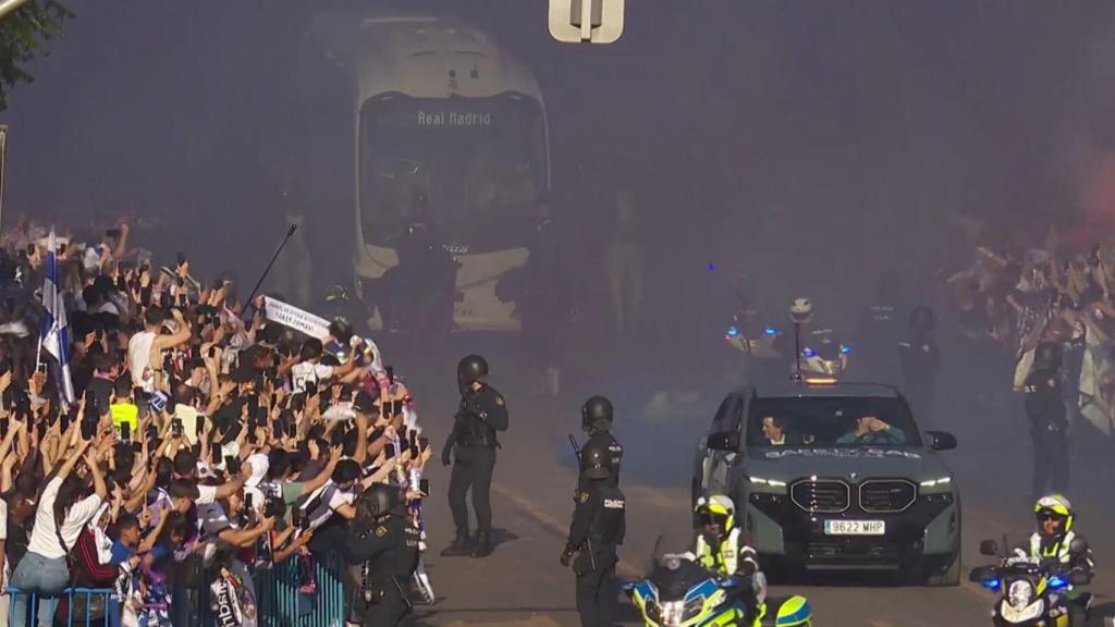 Afición del Real Madrid recibiendo al autobús.