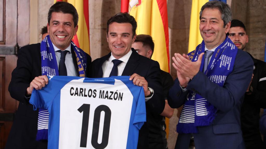 Carlos Mazón recibe una camiseta del Hércules.