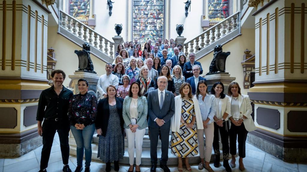 El alcalde de Málaga, Paco de la Torre, junto a los colaboradores y patrocinadores de la XV edición de La Noche en Blanco