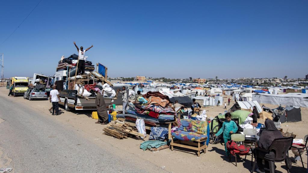 Una caravana de personas evacúa Rafah tras la orden del ejército israelí, este miércoles.