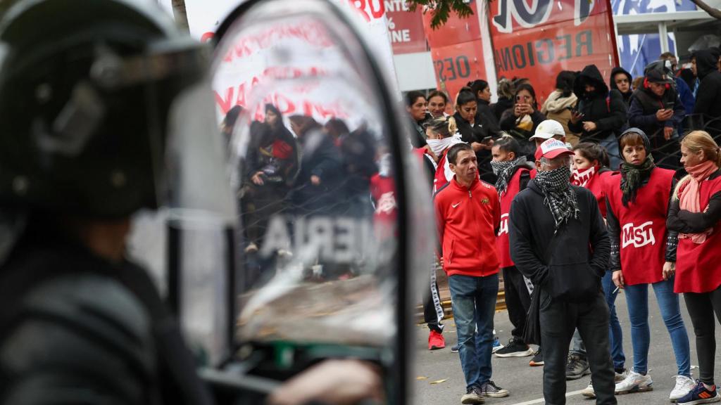 Protesta en Buenos Aires contra los ajustes del Gobierno de Javier Milei.