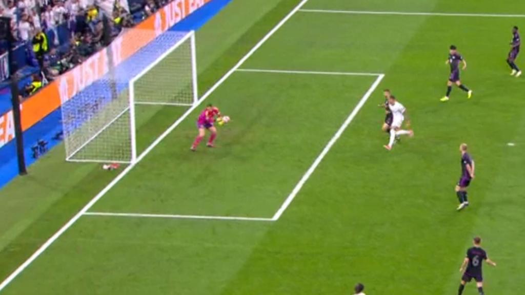 Momento en el que Neuer comete un error al disparo de Vinicius.