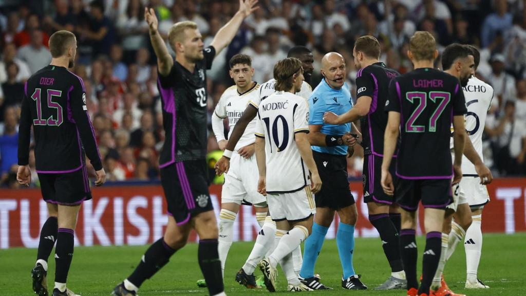 Protestas de los jugadores del Bayern antes del gol anulado al Real Madrid