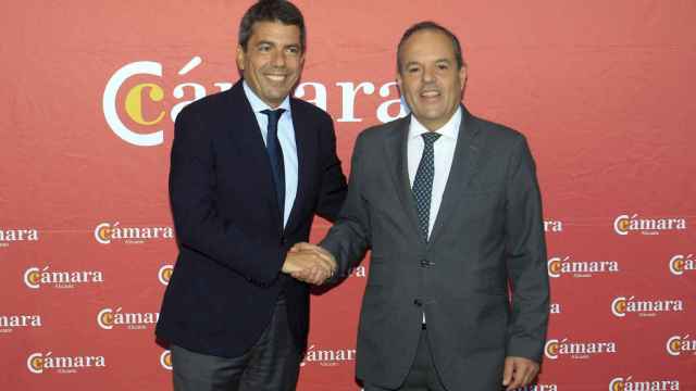 El presidente de la Generalitat, Carlos Mazón (izquierda), y el presidente de la Cámara de Comercio, Carlos Baño.