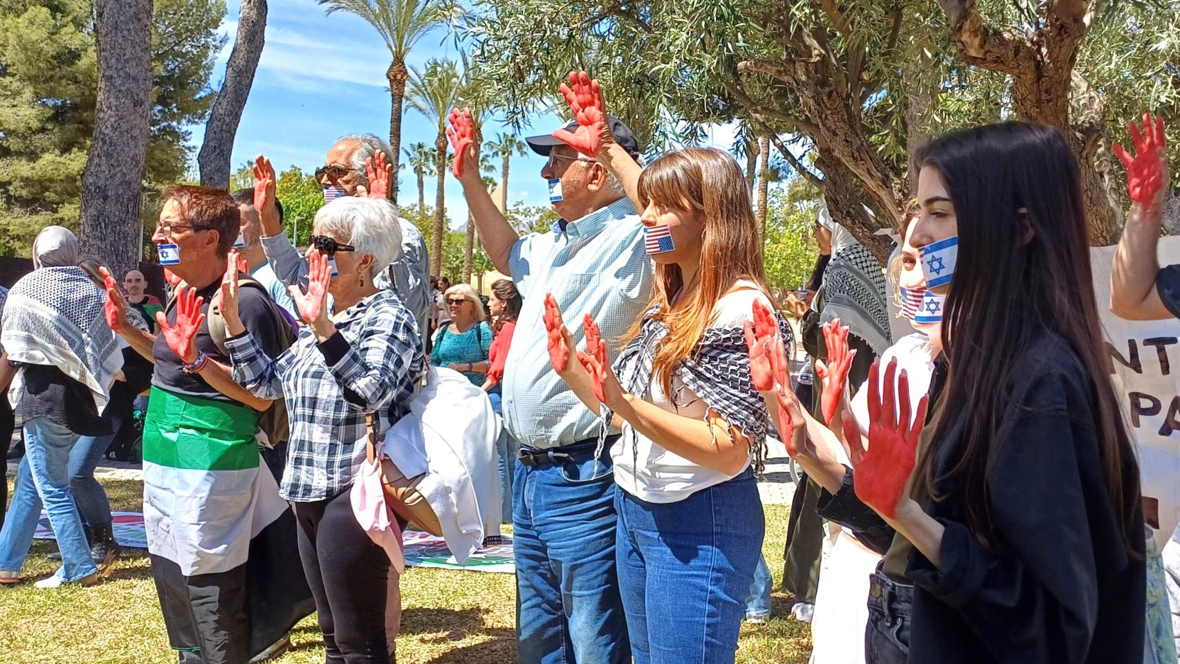 Estudiantes, sindicatos y pensionistas, este miércoles en la Universidad de Alicante.