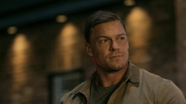 El autor de la saga 'Reacher' da la razón a los fans: Alan Ritchson es mejor para el papel que Tom Cruise