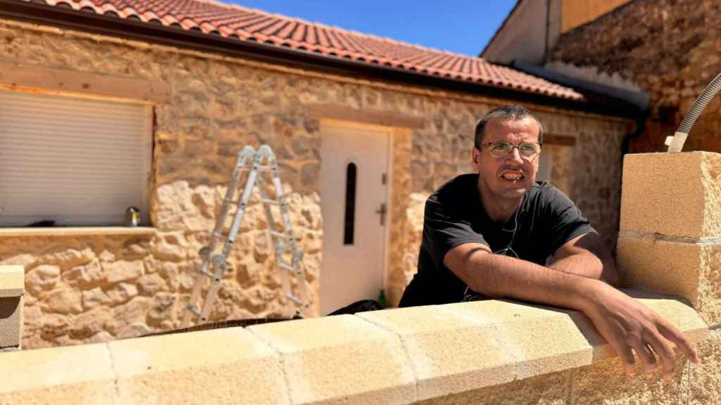 El bilbaíno que lo dejó todo para vivir en un pueblo de Burgos con 60 habitantes: "Descubrí lo que era salir de casa sin dinero"