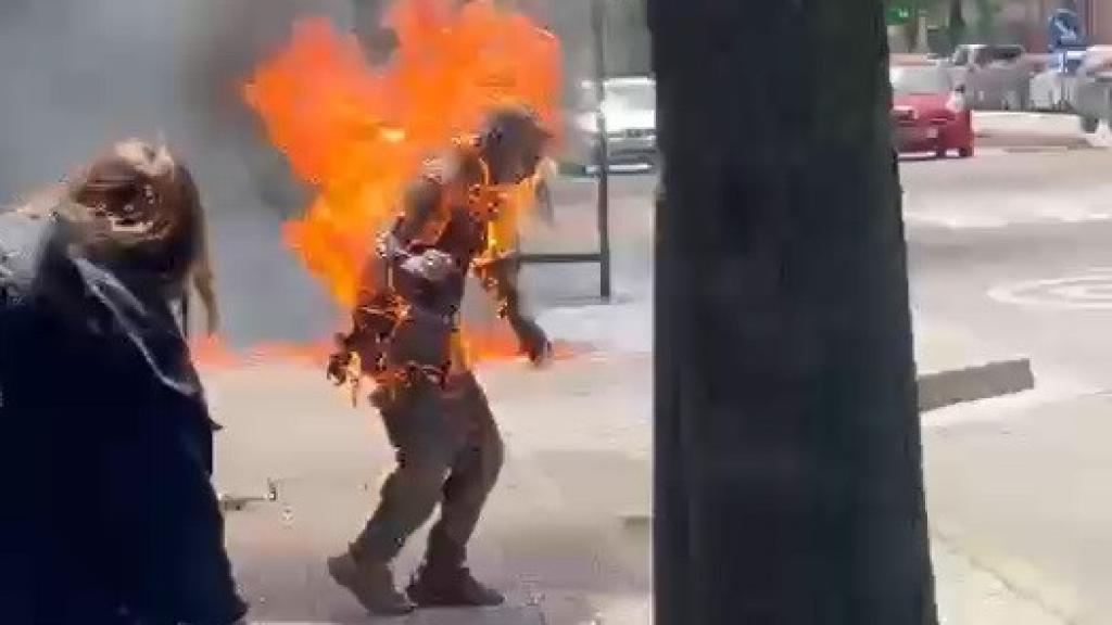 Captura de vídeo del momento en que el hombre ardía en llamas tras rociarse de gasolina.