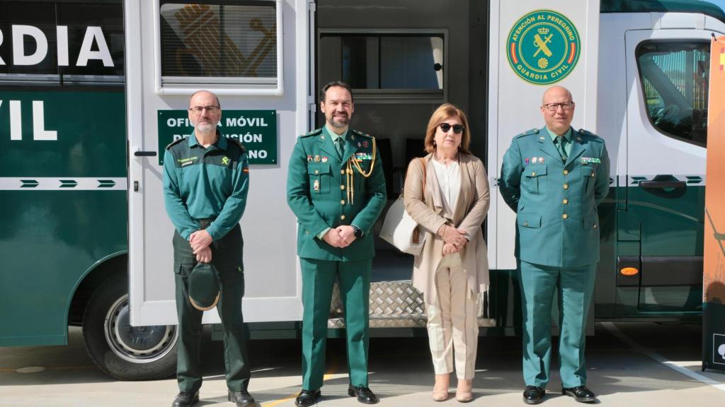 Capitan CIA Salamanca, Martín; teniente coronel, Pedro Merino; la subdelegada, Rosa López, y el comandante Ígor de la Casa, en la presentación de la oficina móvil