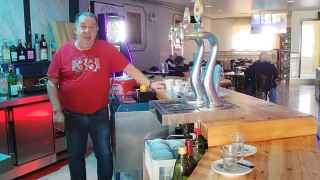 Manolo, 53 años en la hostelería y 34 con su famoso bar en un pueblo de Valladolid: “Esta es mi vida”