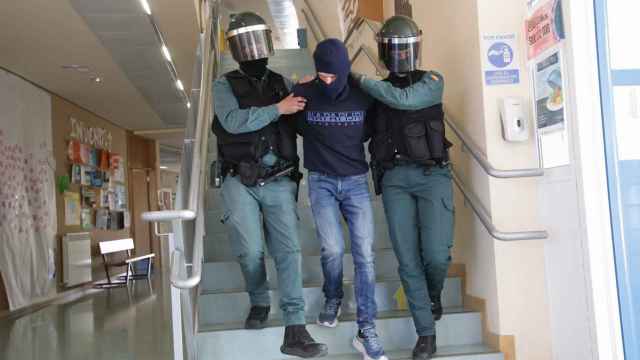Momento de la detención del terrorista en el simulacro del colegio de Coreses